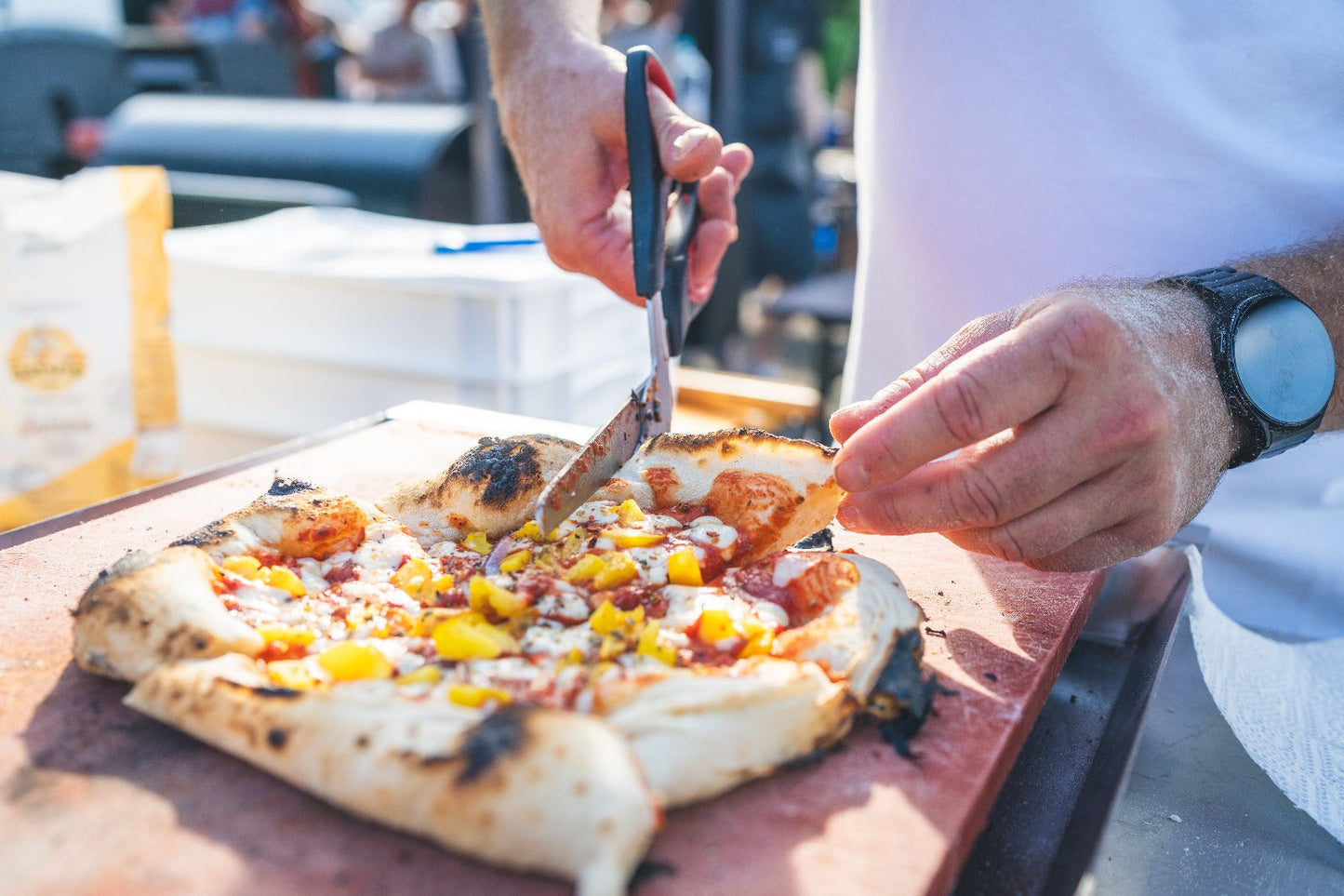 Pizza mit Pizzaschere